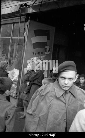 Varsovie, 1948-10-25.Kino Polonia przy ul.Marsza³kowskiej 56.OD 7 paŸdziernika DO 8 listopada odbywa³ siê tutaj Przegl¹d Filmów Radzieckich.W dniach 25-26 paŸdziernika, grano m.in. Komediê pt.Podrzutek.NZ. Kolejka po bilety na ten film. pw PAPVarsovie, le 25 octobre 1948.Une revue des films soviétiques a eu lieu au cinéma Polonia, au 56, rue Marszalkowska.Du 25 au 26 octobre, la comédie « Foundling » était en jeu.Photo : file d'attente de billets. pap pw Banque D'Images