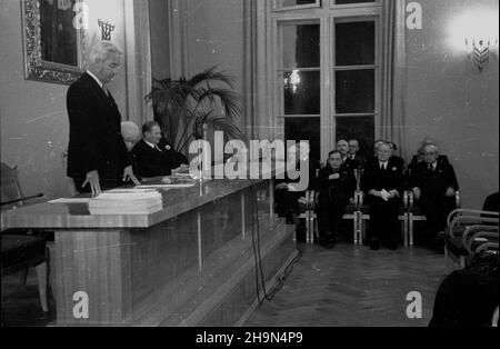 Cracovie, 1948-10-25.W dniach 25-27 paŸdziernika trwa³y uroczyste obchody 75-lecia istnienia Polskiej Akademii Umiejêtnoœci.Otwarcie zjazdu odby³o siê W Sali Senatorskiej Zamku Królewskiego na Wawelu.Po po³udniu obrady kontynuowano W siedzibie PAU przy ul.S³awkowskiej.NZ. g³ówny referat pt.Rola nauki we wspó³czesnej dobie, wyg³osi³ prof.Stanis³aw Wêdkiewicz (L).Obok prèze PAU Kazimierz Nitsch (2L) i wiceprezes W³adys³aw Szafer (3L). pw PAPCracovie, le 25 octobre 1948.Les cérémonies marquant le 75th anniversaire de l'Académie polonaise des compétences (PAU) ont eu lieu du 25 au 27 octobre.L'ouverture du Banque D'Images