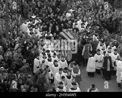 Varsovie, 1948-10-26.Pogrzeb prymasa Polski kard.Augusta Hlonda.NZ. Kondukt ¿a³obny na Starym Mieœcie. bk PAPVarsovie, le 26 octobre 1948.Funérailles du primat de Pologne cardinal August Hlond.Photo : une procession funéraire dans la vieille ville. bk PAP Banque D'Images