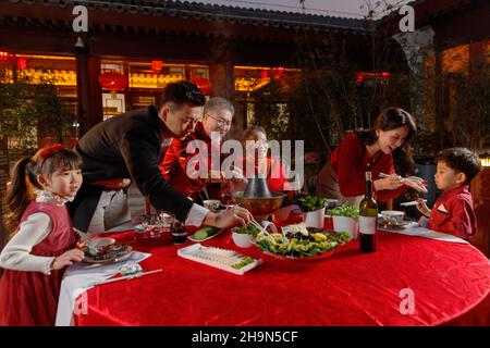 Le Festival du printemps des repas de famille orientaux dans le jardin de style chinois Banque D'Images