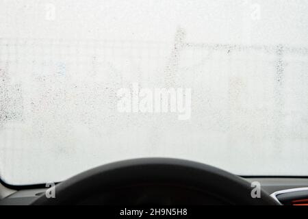 givre sur le pare-brise de la voiture.Vue du côté conducteur. Pare-brise de voiture gelé Banque D'Images