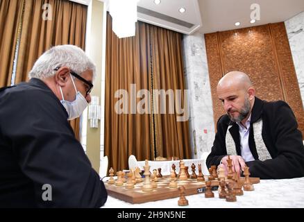 Damas, Syrie.7th décembre 2021.Les joueurs participent à un championnat d'échecs tenu à Damas, capitale de la Syrie, le 7 décembre 2021.Crédit: Ammar Safarjalani/Xinhua/Alamy Live News Banque D'Images