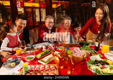 Le Festival du printemps des repas de famille orientaux dans le jardin de style chinois Banque D'Images