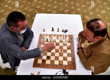 Damas, Syrie.7th décembre 2021.Les joueurs participent à un championnat d'échecs tenu à Damas, capitale de la Syrie, le 7 décembre 2021.Crédit: Ammar Safarjalani/Xinhua/Alamy Live News Banque D'Images