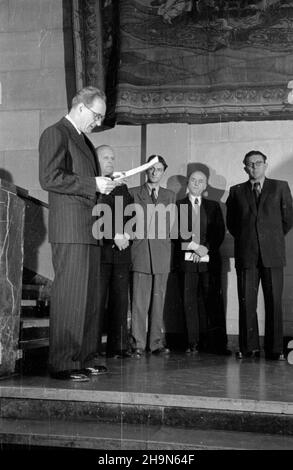 Varsovie, 1948-11.Otwarcie wystawy wspó³czesnego malarstwa francuskiego W Muzeum Narodowym.NZ. m.in. ambasador Francji Jean Baleen (1L), dyrektor muzeum Stanis³aw Lorentz (2L), ministre kultury i sztuki Stefan Dybowski (5L).Dok³adny dzieñ wydarzenia nieustalony. bk PAP Varsovie, novembre 1948.L'ouverture de l'exposition de peinture française contemporaine au Musée national.Photo : Jean Baleen, ambassadeur de France en Pologne (1st à gauche), directeur du musée Stanislaw Lorentz (2nd à gauche), Stefan Dybowski, ministre de la Culture et de l'Art (5th à gauche). bk PAP Banque D'Images