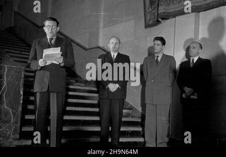 Varsovie, 1948-11.Otwarcie wystawy wspó³czesnego malarstwa francuskiego W Muzeum Narodowym.NZ. Dyrektor muzeum Stanis³aw Lorentz (2L), ministre kultury i sztuki Stefan Dybowski (1L).Dok³adny dzieñ wydarzenia nieustalony. bk PAP Varsovie, novembre 1948.L'ouverture de l'exposition de peinture française contemporaine au Musée national.Photo: directeur du musée Stanislaw Lorentz (2nd à gauche), ministre de la Culture et de l'Art Stefan Dybowski (1st à gauche). bk PAP Banque D'Images