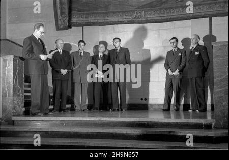 Varsovie, 1948-11.Otwarcie wystawy wspó³czesnego malarstwa francuskiego W Muzeum Narodowym.NZ. m.in. ambasador Francji Jean Baleen (1L), dyrektor muzeum Stanis³aw Lorentz (2L), ministre kultury i sztuki Stefan Dybowski (5L).Dok³adny dzieñ wydarzenia nieustalony. bk PAP Varsovie, novembre 1948.L'ouverture de l'exposition de peinture française contemporaine au Musée national.Photo : Jean Baleen, ambassadeur de France en Pologne (1st à gauche), directeur du musée Stanislaw Lorentz (2nd à gauche), Stefan Dybowski, ministre de la Culture et de l'Art (5th à gauche). bk PAP Banque D'Images