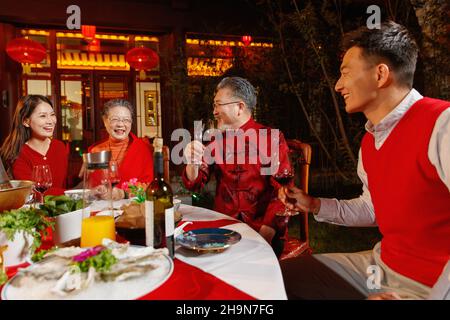 Le Festival du printemps des repas de famille orientaux dans le jardin de style chinois Banque D'Images