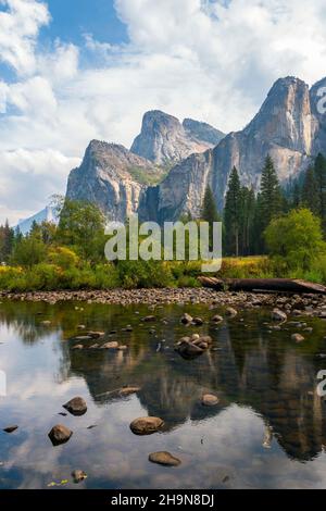 Cathedral Rocks et Spires avec réflexion dans le parc national de Yosemite Banque D'Images