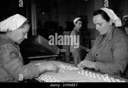 Varsovie, 1948-11.Zak³ady Wedla (im.E. Wedla).Zamoyskiego 28/30 na Pradze. uu PAP Dok³adny dzieñ wydarzenia nieustalony.Varsovie, novembre 1948.L'usine E. Wedel au 28/30, rue Zamoyskiego, dans le quartier de Praga. uu PAP Banque D'Images