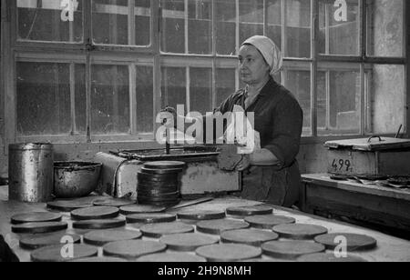 Varsovie, 1948-11.Zak³ady Wedla (im.E. Wedla).Zamoyskiego 28/30 na Pradze.NZ. Produkcja Torcików Wedlowskich. uu PAP Dok³adny dzieñ wydarzenia nieustalony.Varsovie, novembre 1948.L'usine E. Wedel au 28/30, rue Zamoyskiego, dans le quartier de Praga.Photo : production de gâteaux Wedel Layer. uu PAP Banque D'Images