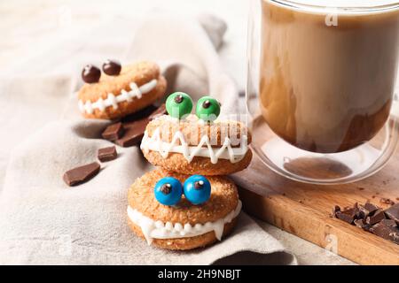 Petits gâteaux amusants avec une tasse de café sur la table Banque D'Images