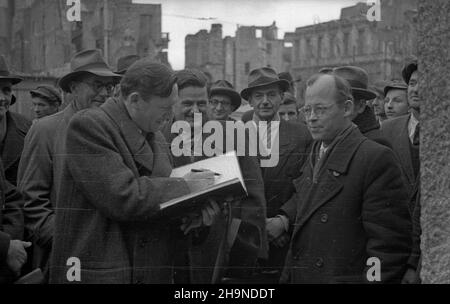 Varsovie, 1948-11-01.Przekazanie bloku granitowego, przeznaczonego na rekonstrukcjê Kolumny Gmunta, sekretarzowi steu W Ministerstwie Przemys³u i Handlu Henrykowi Golañskiemu (z ksiêg¹) przez Zyprzedstawiela my Hartfirwig.Przekazanie nast¹pi³o przed gmachem Muzeum Przemys³u i Rolnictwa przy Krakowskim Przedmieœciu.Blok by³ darem pracowników Centralnego Zarz¹du Przemys³u Mineralnego. uu PAPVarsovie, le 1 novembre 1948.Un bloc de granit pour la reconstruction de la colonne King Zygmunt III Wasa est transferré au secrétaire d'État au ministère de l'Industrie et du Commerce Henryk Golanski (3rd à droite) Banque D'Images