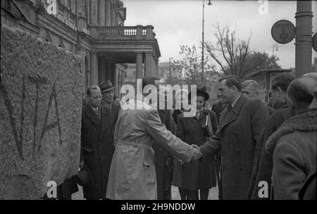 Varsovie, 1948-11-01.Przekazanie bloku granitowego, przeznaczonego na rekonstrukcjê Kolumny Zygmunta, sekretarzowi steu W Ministerstwie Przemys³u i Handlu Henrykowi Golañskiemu (3P) przez Zyprzedstawiciela Hartfirmy wig.Przekazanie nast¹pi³o przed gmachem Muzeum Przemys³u i Rolnictwa przy Krakowskim Przedmieœciu.Blok by³ darem pracowników Centralnego Zarz¹du Przemys³u Mineralnego. uu PAPVarsovie, le 1 novembre 1948.Un bloc de granit pour la reconstruction de la colonne King Zygmunt III Wasa est transferré au secrétaire d'État au ministère de l'Industrie et du Commerce Henryk Golanski (3rd à droite) par un H. Banque D'Images