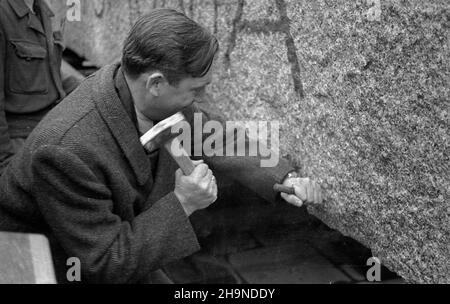 Varsovie, 1948-11-01.Przekazanie bloku granitowego, przeznaczonego na rekonstrukcjê Kolumny Zygmunta, sekretarzowi steu W Ministerstwie Przemys³u i Handlu Henrykowi Golañskiemu przez przedstawiela firmy Hartwig.Przekazanie nast¹pi³o przed gmachem Muzeum Przemys³u i Rolnictwa przy Krakowskim Przedmieœciu.Blok by³ darem pracowników Centralnego Zarz¹du Przemys³u Mineralnego.NZ.Henryk Golañski dokonuje pierwszej symbolznej obróbki bloku skalnego. uu PAPVarsovie, le 1 novembre 1948.Un bloc de granit pour la reconstruction de la colonne King Zygmunt III Wasa est transferré au secrétaire de la STA Banque D'Images