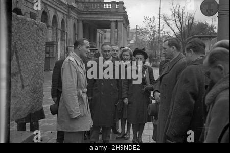 Varsovie, 1948-11-01.Przekazanie bloku granitowego, przeznaczonego na rekonstrukcjê Kolumny Zygmunta, sekretarzowi steu W Ministerstwie Przemys³u i Handlu Henrykowi Golañskiemu (3P) przez Zyprzedstawiciela Hartfirmy wig.Przekazanie nast¹pi³o przed gmachem Muzeum Przemys³u i Rolnictwa przy Krakowskim Przedmieœciu.Blok by³ darem pracowników Centralnego Zarz¹du Przemys³u Mineralnego. uu PAPVarsovie, le 1 novembre 1948.Un bloc de granit pour la reconstruction de la colonne King Zygmunt III Wasa est transferré au secrétaire d'État au ministère de l'Industrie et du Commerce Henryk Golanski (3rd à droite) par un H. Banque D'Images