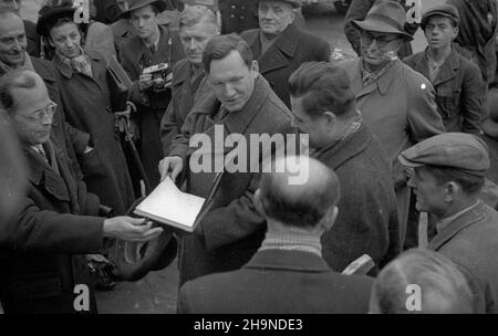 Varsovie, 1948-11-01.Przekazanie bloku granitowego, przeznaczonego na rekonstrukcjê Kolumny Gmunta, sekretarzowi steu W Ministerstwie Przemys³u i Handlu Henrykowi Golañskiemu (z ksiêg¹) przez Zyprzedstawiela my Hartfirwig.Przekazanie nast¹pi³o przed gmachem Muzeum Przemys³u i Rolnictwa przy Krakowskim Przedmieœciu.Blok by³ darem pracowników Centralnego Zarz¹du Przemys³u Mineralnego. uu PAPVarsovie, le 1 novembre 1948.Un bloc de granit pour la reconstruction de la colonne King Zygmunt III Wasa est transferré au secrétaire d'État au ministère de l'Industrie et du Commerce Henryk Golanski (3rd à droite) Banque D'Images