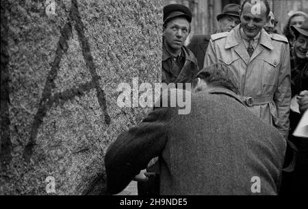 Varsovie, 1948-11-01.Przekazanie bloku granitowego, przeznaczonego na rekonstrukcjê Kolumny Zygmunta, sekretarzowi steu W Ministerstwie Przemys³u i Handlu Henrykowi Golañskiemu przez przedstawiela firmy Hartwig.Przekazanie nast¹pi³o przed gmachem Muzeum Przemys³u i Rolnictwa przy Krakowskim Przedmieœciu.Blok by³ darem pracowników Centralnego Zarz¹du Przemys³u Mineralnego.NZ.Henryk Golañski dokonuje pierwszej symbolznej obróbki bloku skalnego. uu PAPVarsovie, le 1 novembre 1948.Un bloc de granit pour la reconstruction de la colonne King Zygmunt III Wasa est transferré au secrétaire de la STA Banque D'Images