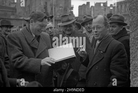 Varsovie, 1948-11-01.Przekazanie bloku granitowego, przeznaczonego na rekonstrukcjê Kolumny Gmunta, sekretarzowi steu W Ministerstwie Przemys³u i Handlu Henrykowi Golañskiemu (z ksiêg¹) przez Zyprzedstawiela my Hartfirwig.Przekazanie nast¹pi³o przed gmachem Muzeum Przemys³u i Rolnictwa przy Krakowskim Przedmieœciu.Blok by³ darem pracowników Centralnego Zarz¹du Przemys³u Mineralnego. uu PAPVarsovie, le 1 novembre 1948.Un bloc de granit pour la reconstruction de la colonne King Zygmunt III Wasa est transferré au secrétaire d'État au ministère de l'Industrie et du Commerce Henryk Golanski (3rd à droite) Banque D'Images