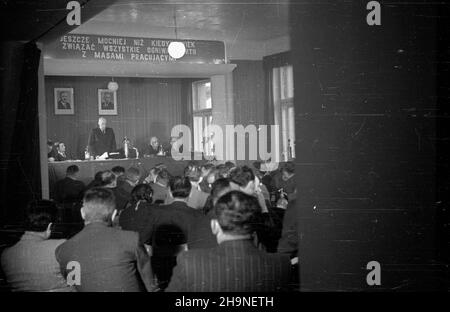 Varsovie, 1948-11-03.Wspólne posiedzenie Komitetów Centralnych Polskiej Partii Robotniczej i Polskiej Partii Socjalistycznej, na którym postanowiono zwo³aæ Kongres Zjednoczeniowy obu partii na dziej 8 grudnia 1948 klorowu cz³onków kalomna kalomiszaku kalkalkalkalomu przeprowadzon¹.NZ. w prezydium obrad od lewej: ministre ¿eglugi Adam Rapacki, wicemarsza³ek Sejmu Ustawodawczego Roman Zambrowski, premier ministre Józef Cyrankiewicz, prezydent Boles³aw Bierut, ministre sprawiedliwoœci Henryk Œwi¹tkowski oraz pose³ na Sejm Ustawodawczy JakmanVarsovie, novembre 3 Banque D'Images