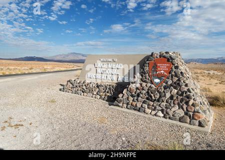 Table d'entrée à l'aire de loisirs nationale du lac Mead et paysage pittoresque du désert Horizon le long de la route nationale 169 à Nevada, États-Unis Banque D'Images