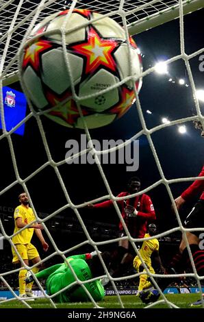 Milan, Italie.7th décembre 2021.Fikayo Tomori d'AC Milan marque son but lors du match de l'UEFA Champions League Group B entre AC Milan et Liverpool à Milan, Italie, le 7 décembre 2021.Credit: STR/Xinhua/Alay Live News Banque D'Images