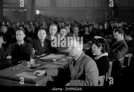 Varsovie, 1948-11-14.Obrady konferencji kó³ Polskiej Partii Robotniczej dzielnicy Warszawa-Po³udnie.Na konferencji wybrano delegatów na Kongres Zjednoczeniowy PPR i Polskiej Partii Socjalistycznej (PPS). bk PAPVarsovie, le 14 novembre 1948.Débats de la conférence des cercles de district du Parti ouvrier polonais du sud de Varsovie.La conférence a élu des délégués au Congrès d'unification du Parti ouvrier polonais et du Parti socialiste polonais. bk PAP Banque D'Images