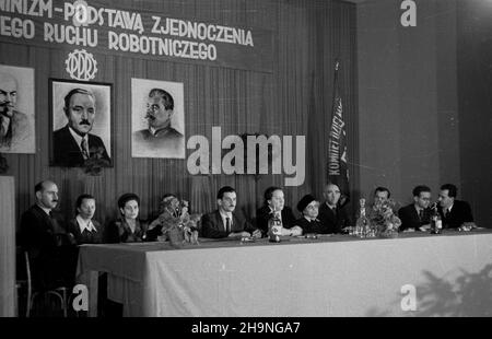 Varsovie, 1948-11-14.Obrady konferencji kó³ Polskiej Partii Robotniczej dzielnicy Warszawa-Po³udnie.Na konferencji wybrano delegatów na Kongres Zjednoczeniowy PPR i Polskiej Partii Socjalistycznej (PPS). bk PAPVarsovie, le 14 novembre 1948.Débats de la conférence des cercles de district du Parti ouvrier polonais du sud de Varsovie.La conférence a élu des délégués au Congrès d'unification du Parti ouvrier polonais et du Parti socialiste polonais. bk PAP Banque D'Images