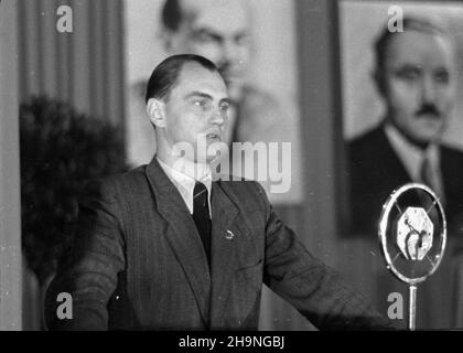 Varsovie, 1948-11-14.Obrady konferencji kó³ Polskiej Partii Robotniczej dzielnicy Warszawa-Po³udnie.Na konferencji wybrano delegatów na Kongres Zjednoczeniowy PPR i Polskiej Partii Socjalistycznej (PPS).NZ. Przemawia przewodnicz¹cy Centralnego Komitetu Jednoœci M³odzie¿y Janusz Zarzycki. bk PAPVarsovie, le 14 novembre 1948.Débats de la conférence des cercles de district du Parti ouvrier polonais du sud de Varsovie.La conférence a élu des délégués au Congrès d'unification du Parti ouvrier polonais et du Parti socialiste polonais.Photo: Chef du Comité de l'unité centrale de la jeunesse Janusz Zarzycki spe Banque D'Images