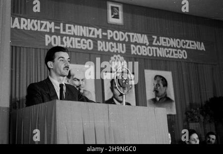 Varsovie, 1948-11-14.Obrady konferencji kó³ Polskiej Partii Robotniczej dzielnicy Warszawa-Po³udnie.Na konferencji wybrano delegatów na Kongres Zjednoczeniowy PPR i Polskiej Partii Socjalistycznej (PPS). bk PAPVarsovie, le 14 novembre 1948.Débats de la conférence des cercles de district du Parti ouvrier polonais du sud de Varsovie.La conférence a élu des délégués au Congrès d'unification du Parti ouvrier polonais et du Parti socialiste polonais. bk PAP Banque D'Images