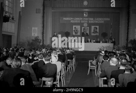 Varsovie, 1948-11-14.Obrady konferencji kó³ Polskiej Partii Robotniczej dzielnicy Warszawa-Po³udnie.Na konferencji wybrano delegatów na Kongres Zjednoczeniowy PPR i Polskiej Partii Socjalistycznej (PPS). bk PAPVarsovie, le 14 novembre 1948.Débats de la conférence des cercles de district du Parti ouvrier polonais du sud de Varsovie.La conférence a élu des délégués au Congrès d'unification du Parti ouvrier polonais et du Parti socialiste polonais. bk PAP Banque D'Images