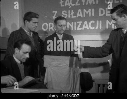 Varsovie, 1948-11-14.Obrady konferencji kó³ Polskiej Partii Robotniczej dzielnicy Warszawa-Po³udnie.Na konferencji wybrano delegatów na Kongres Zjednoczeniowy PPR i Polskiej Partii Socjalistycznej (PPS).NZ. g³osowanie. bk PAPVarsovie, le 14 novembre 1948.Débats de la conférence des cercles de district du Parti ouvrier polonais du sud de Varsovie.La conférence a élu des délégués au Congrès d'unification du Parti ouvrier polonais et du Parti socialiste polonais.Photo : vote. bk PAP Banque D'Images