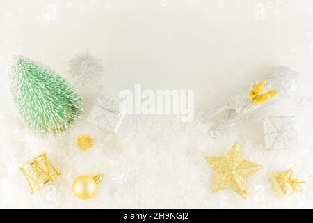 Décoration de Noël blanche et dorée à paillettes avec étoile dorée, renne argenté, lanterne blanche, boules et petit sapin de Noël avec s Banque D'Images