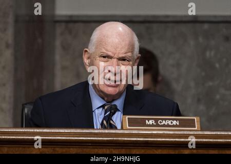 Washington, États-Unis.07th décembre 2021.Le sénateur Ben Cardin, D-Md., parle lors d'une audience du Sénat des relations étrangères pour examiner la politique entre les États-Unis et la Russie avec le témoignage de Victoria Nuland, sous-secrétaire d'État aux Affaires politiques, à Capitol Hill, le mardi 7 décembre 2021,À Washington, DC.Photo de piscine par Alex Brandon/UPI crédit: UPI/Alay Live News Banque D'Images