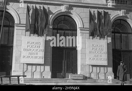 Varsovie, 1948-12.Przed Kongresem Zjednoczeniowym PPR (Polska Partia Robotnicza) i PPS (Polska Partia Socjalistyczna), (15-22 XII 1948), stolica przybra³a odœwiêtny wygl¹d.G³ówne ulice, place i budynki publiczne dekorowano flagami, sztandarami, has³ami propagandowymi, portretami dzia³aczy partyjnych, robotniczych oraz przodowników pracy.NZ. Dekoracje na Gmachu G³ównego Politechniki Warszawskiej (miejsce kongresu) na rogu ulicy Noakowskiego i 6 Sierpnia (Nowowiejskiej). mta PAP Dok³adny dzieñ wydarzenia nieustalony.Varsovie, décembre 1948.Varsovie a été décorée pour les congres d'unification Banque D'Images