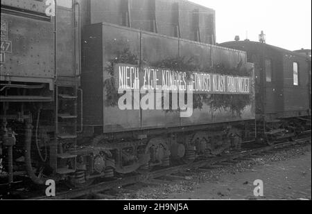 Varsovie, 1948-12.Przed Kongresem Zjednoczeniowym PPR (Polska Partia Robotnicza) i PPS (Polska Partia Socjalistyczna), (15-22 XII 1948), stolica przybra³a odœwiêtny wygl¹d.G³ówne ulice, place i budynki publiczne dekorowano flagami, sztandarami, has³ami propagandowymi, portretami dzia³aczy partyjnych, robotniczych oraz przodowników pracy.NZ. Udekorowana lokomotywa na peronie dworca kolejowego Warszawa G³ówna Osobowa. mta PAP Dok³adny dziewydarzenia nieustalony.Varsovie, décembre 1948.Varsovie a été décorée pour le congrès d'unification du Parti ouvrier polonais (PPR) et du Soci polonais Banque D'Images