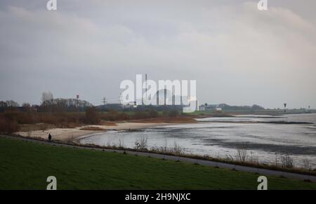 02 décembre 2021, Schleswig-Holstein, Brokdorf: La centrale nucléaire de Brokdorf avec son dôme distinctif peut être vue derrière la digue sur l'Elbe.Après près de 35 ans d'exploitation, la centrale nucléaire exploitée par Preussen Elektra sera fermée à la fin de 2021.Le réacteur à eau sous pression, d'une puissance d'environ 1400 mégawatts, fournit de l'électricité depuis 1986.Photo: Christian Charisius/dpa Banque D'Images