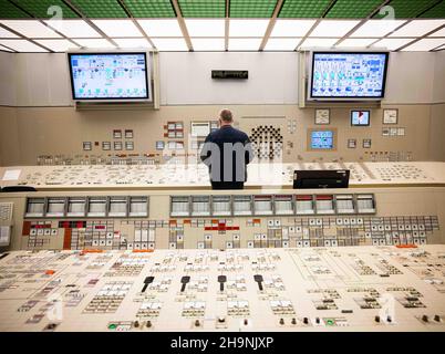 02 décembre 2021, Schleswig-Holstein, Brokdorf : un employé se trouve dans un panneau de contrôle de la centrale nucléaire de Brokdorf.Après près de 35 ans d'exploitation, la centrale nucléaire exploitée par Preussen Elektra sera fermée à la fin de 2021.Le réacteur à eau sous pression, d'une puissance d'environ 1400 mégawatts, fournit de l'électricité depuis 1986.Photo: Christian Charisius/dpa Banque D'Images