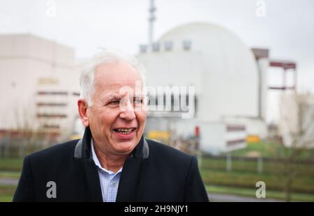 Brokdorf, Allemagne.02nd décembre 2021.Uwe Jorden, responsable de la centrale nucléaire de Brokdorf, se trouve sur la digue à côté de la centrale nucléaire de Brokdorf lors d'une interview.Après près de 35 ans d'exploitation, la centrale nucléaire exploitée par Preussen Elektra sera fermée à la fin de 2021.Le réacteur à eau sous pression, d'une puissance d'environ 1400 mégawatts, fournit de l'électricité depuis 1986.Credit: Christian Charisius/dpa/Alay Live News Banque D'Images