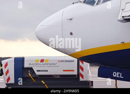 PRODUCTION - 06 décembre 2021, Bade-Wurtemberg, Rheinmünster : un Boeing 737-800 de Ryanair est stationné à l'aéroport de Karlsruhe/Baden-Baden.Tout d'abord le changement climatique, puis Corona : les aéroports régionaux ont des difficultés à l'heure actuelle.(À dpa 'uniquement un aéroport pour le pays?Aéroports régionaux sous pression") photo: Uli Deck/dpa Banque D'Images