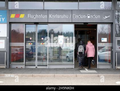 PRODUCTION - 06 décembre 2021, Bade-Wurtemberg, Rheinmünster: Les gens entrent dans le terminal de l'aéroport de Karlsruhe/Baden-Baden.Tout d'abord le changement climatique, puis Corona : les aéroports régionaux ont des difficultés à l'heure actuelle.(À dpa 'uniquement un aéroport pour le pays?Aéroports régionaux sous pression") photo: Uli Deck/dpa Banque D'Images