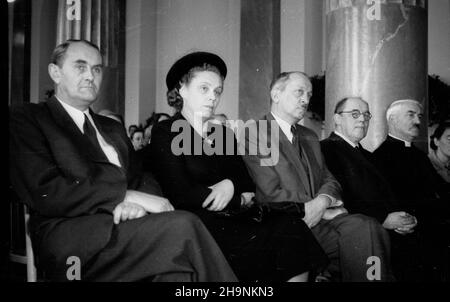 Cracovie, 1948-12.W Akademii Górniczo-Hutniczej odby³a siê uroczystoœæ wrêczenia dyplomów i nagród pieniê¿nych (W kwocie 10 tys. z³ ka¿da) przoduj¹cym W nauce studentom.NZ. m.in.: wiceminister oœwiaty Eugenia Krassowska (2L), ministre odbudowy Micha³ Kaczorowski (3L). uu PAP Dok³adny dzieñ wydarzenia nieustalony.Cracovie, décembre 1948.Une cérémonie de remise des certificats de mérite et des prix en espèces (10 000 zlotys chacun) aux meilleurs étudiants a eu lieu à l'Académie minière et métallurgique.Photo : sous-ministre de l'éducation Eugenia Krasowska (2nd à gauche), ministre de la reconstruction Michal Kaczorowski (3 Banque D'Images