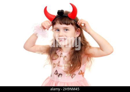 Gaie petite fille avec des cornes de diable sur le fond blanc Banque D'Images