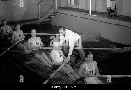 Varsovie, 1948-12.Basen wioœlarski W budynku przystani Warszawskiego Towarzystwa Wioœlarskiego (WTW) przy ulicy Wioœlarskiej.Na prze³omie roku 1948 i 1949 WTW zosta³o przymusowo wcielone do zwi¹zkowego ruchu sportowego, straci³o odbudowan¹ przez siebie przystañ, a cz³onkom Towarzystwa zabroniono wstêpu na jej teren.NZ. Trening zimowy wioœlarzy pod kierunkiem trenera. mta PAP Dok³adny dzieñ wydarzenia nieustalony.Varsovie, décembre 1948.Le bassin d'aviron du port de plaisance de l'Association d'aviron de Varsovie (WTW) sur la rue Wioslarska.Au tour de 1948 et 1949 WTW a été forcé à j Banque D'Images