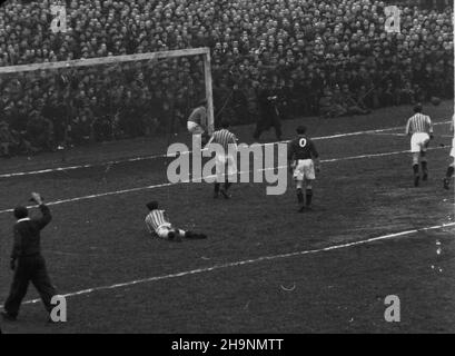 Cracovie, 1948-12-05.Krakowa W pi³ce no¿nej tzw.Œwiêta wojna.Na stadionie Garbarni Kraków Cracovie Cracovie pokona³a Wis³ê 3:1 i zdoby³a tytu³ Mistrza Polski. wb PAPCracovie, 5 décembre 1948.Le derby de Cracovie, la soi-disant guerre sainte.Cracovie remporte 3:1 sur Wisla et remporte le titre de champion de Pologne. wb PAP Banque D'Images