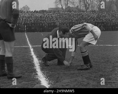 Cracovie, 1948-12-05.Krakowa W pi³ce no¿nej tzw.Œwiêta wojna.Na stadionie Garbarni Kraków Cracovie Cracovie pokona³a Wis³ê 3:1 i zdoby³a tytu³ Mistrza Polski.NZ. Losowanie stron boiska.Z prawej kapitan Dracovii Edward Jab³oñski. wb PAPCracovie, 5 décembre 1948.Le derby de Cracovie, la soi-disant guerre sainte.Cracovie remporte 3:1 sur Wisla, gagnant le titre de champion de Pologne.Photo : le dessin pour les côtés du terrain.Du capitaine de droite de Cracovie Edward Jablonski. wb PAP Banque D'Images