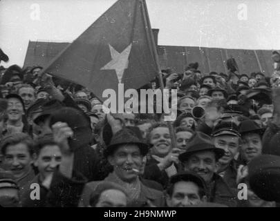 Cracovie, 1948-12-05.Krakowa W pi³ce no¿nej tzw.Œwiêta wojna.Na stadionie Garbarni Kraków Cracovie Cracovie pokona³a Wis³ê 3:1 i zdoby³a tytu³ Mistrza Polski.Wis³y. kibice NZ. pap. wbCracovie, 5 décembre 1948.Le derby de Cracovie, la soi-disant guerre sainte.Cracovie remporte 3:1 sur Wisla, gagnant le titre de champion de Pologne.Photo : ventilateurs Wisla. pap wb Banque D'Images