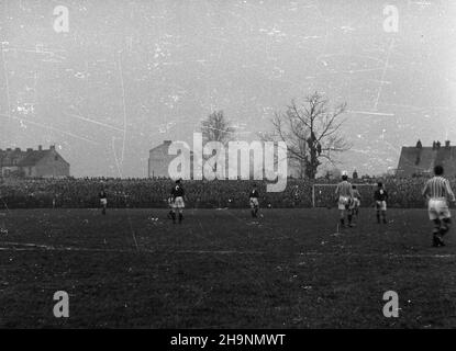 Cracovie, 1948-12-05.Krakowa W pi³ce no¿nej tzw.Œwiêta wojna.Na stadionie Garbarni Kraków Cracovie Cracovie pokona³a Wis³ê 3:1 i zdoby³a tytu³ Mistrza Polski. wb PAPCracovie, 5 décembre 1948.Le derby de Cracovie, la soi-disant guerre sainte.Cracovie remporte 3:1 sur Wisla et remporte le titre de champion de Pologne. wb PAP Banque D'Images