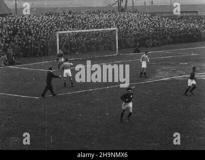 Cracovie, 1948-12-05.Krakowa W pi³ce no¿nej tzw.Œwiêta wojna.Na stadionie Garbarni Kraków Cracovie Cracovie pokona³a Wis³ê 3:1 i zdoby³a tytu³ Mistrza Polski. wb PAPCracovie, 5 décembre 1948.Le derby de Cracovie, la soi-disant guerre sainte.Cracovie remporte 3:1 sur Wisla et remporte le titre de champion de Pologne. wb PAP Banque D'Images