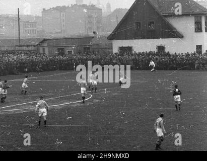 Cracovie, 1948-12-05.Krakowa W pi³ce no¿nej tzw.Œwiêta wojna.Na stadionie Garbarni Kraków Cracovie Cracovie pokona³a Wis³ê 3:1 i zdoby³a tytu³ Mistrza Polski. wb PAPCracovie, 5 décembre 1948.Le derby de Cracovie, la soi-disant guerre sainte.Cracovie remporte 3:1 sur Wisla et remporte le titre de champion de Pologne. wb PAP Banque D'Images